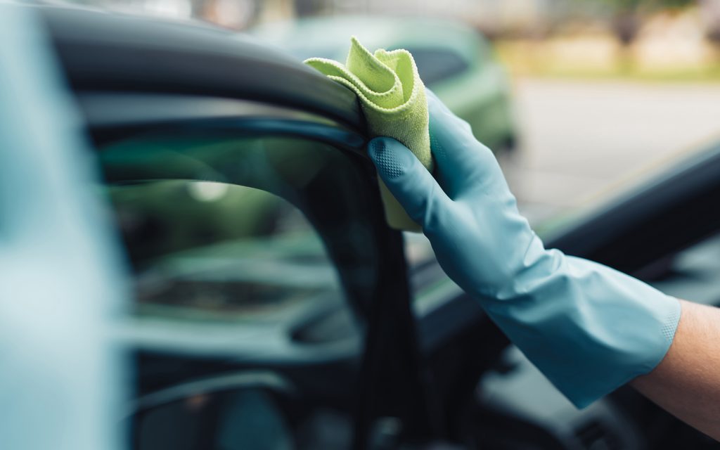 Carro passando por prevenção dos efeitos negativos da maresia.