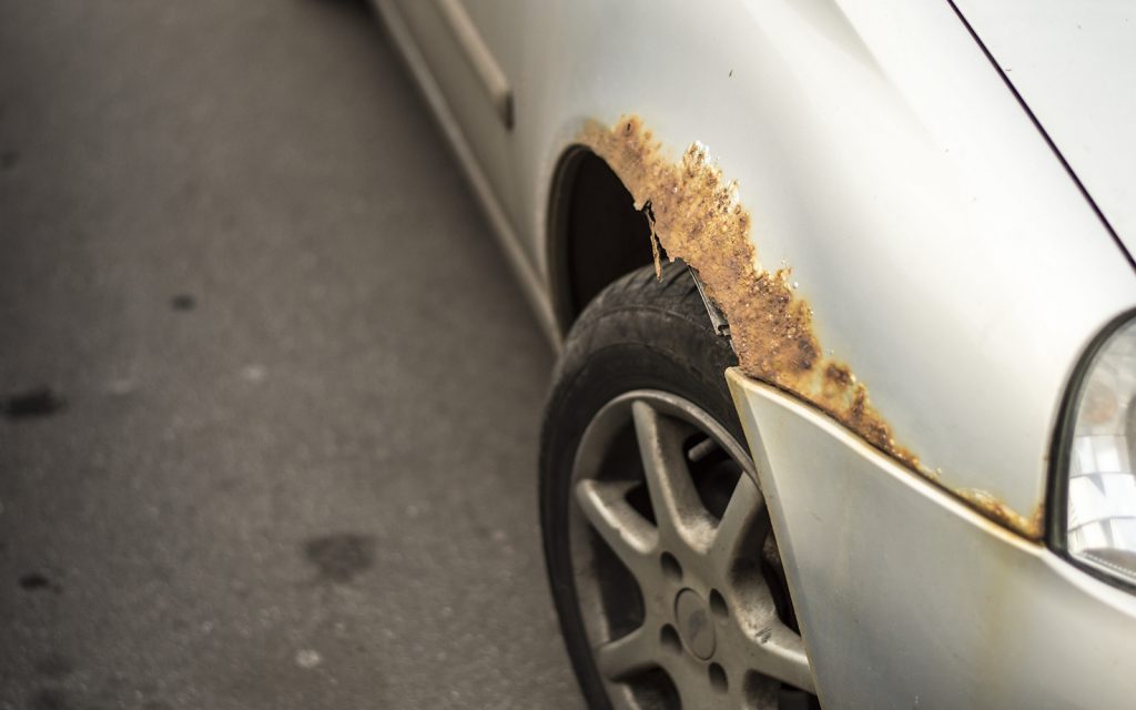 Carro afetado pela maresia.