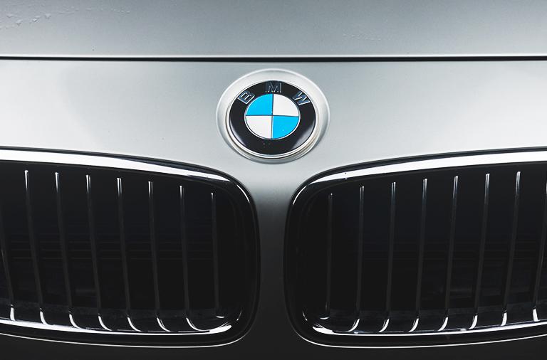  BMW promete sala privada de cinema com tela 8K em seus lançamentos futuros