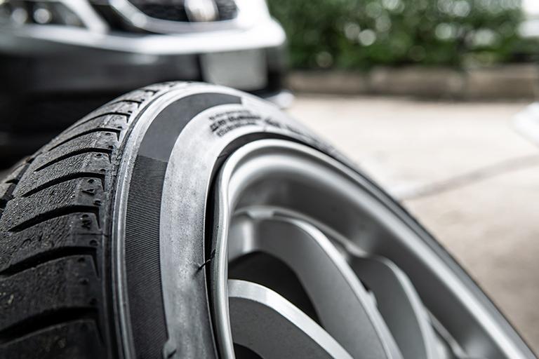 A deformação dos pneus é uma das consequências do carro parado por muito tempo