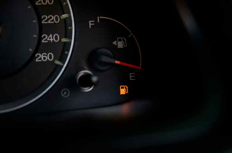 Painel de carro mostrando que a gasolina está baixa.